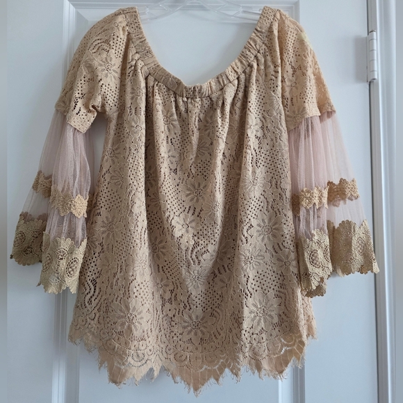 Entro Womens Beige Lace Bell Sleeve Top size Medium - Picture 1 of 4